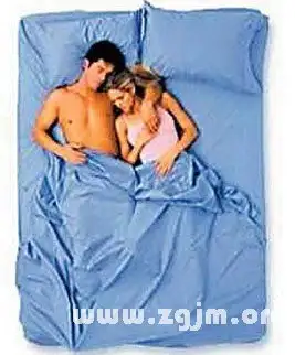夫妻之间睡姿 夫妻如何睡觉 夫妻睡姿有哪些 夫妻睡觉姿势 夫妻怎么睡觉