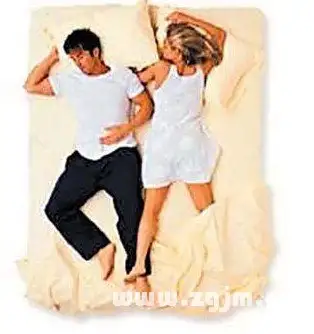 夫妻之间睡姿 夫妻如何睡觉 夫妻睡姿有哪些 夫妻睡觉姿势 夫妻怎么睡觉